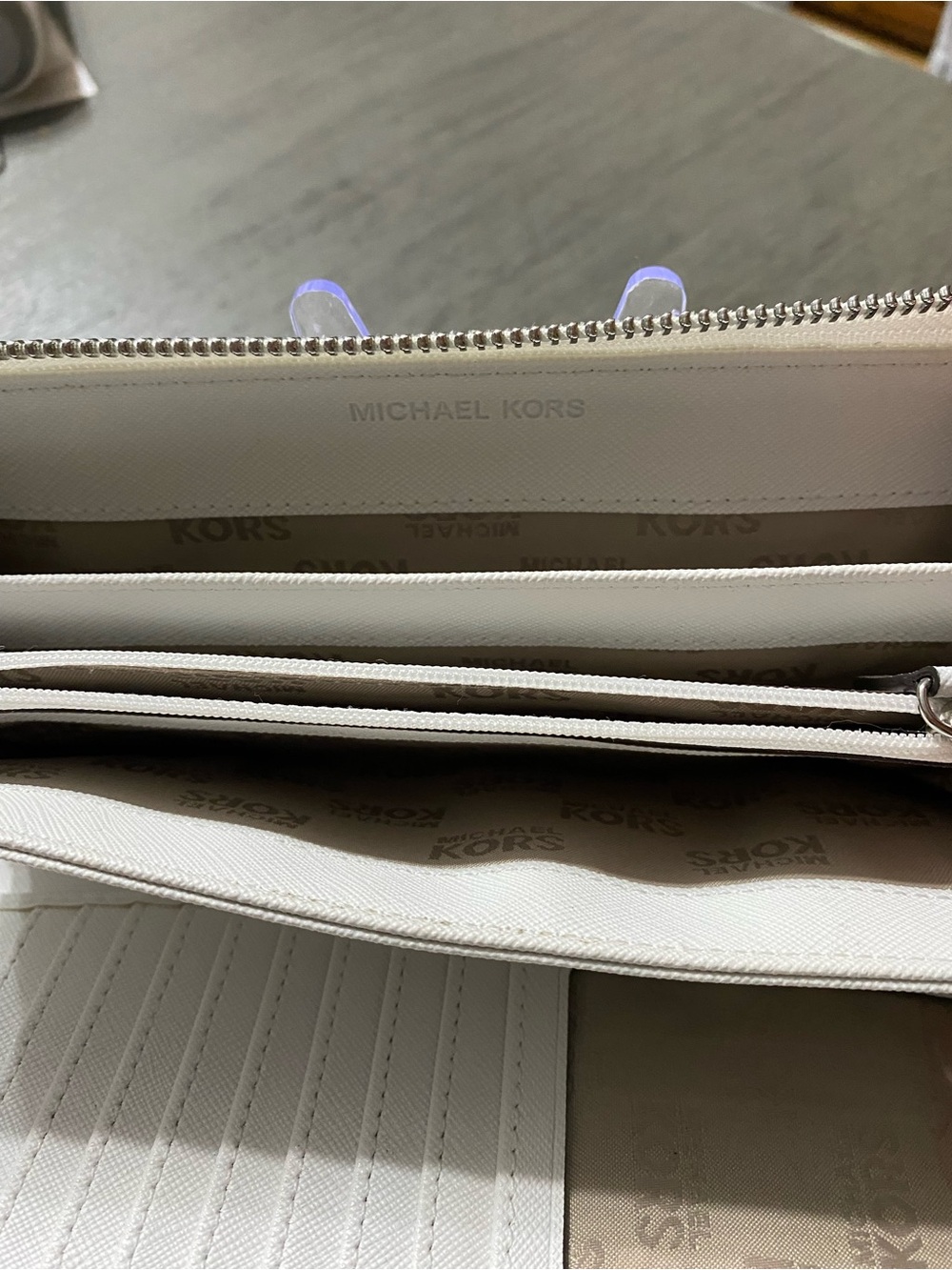 Michael Kors White Zip Around Wallet - Picture 5 of 16